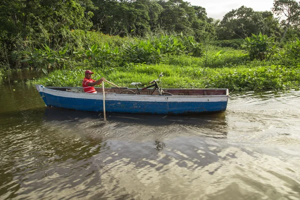 Туристическая группа на лодке с посещением островов Гранада, Никарагуа — стоковое фото