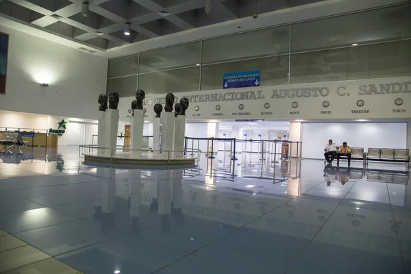 Aeropuerto Internacional Augusto Cesar Sandino vista desde Managua, Nicaragua — Foto de Stock