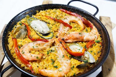 Deniz ürünleri paella uygu içinde