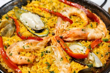 Deniz ürünleri paella uygu içinde