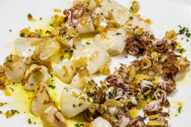 zeytin yağı ile kalamar ve kalamar plaka