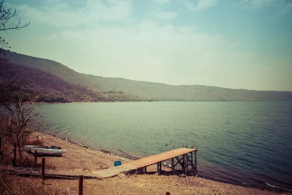 Weergave van Gangplank in water bij Lake Laguna de Apoyo — Stockfoto