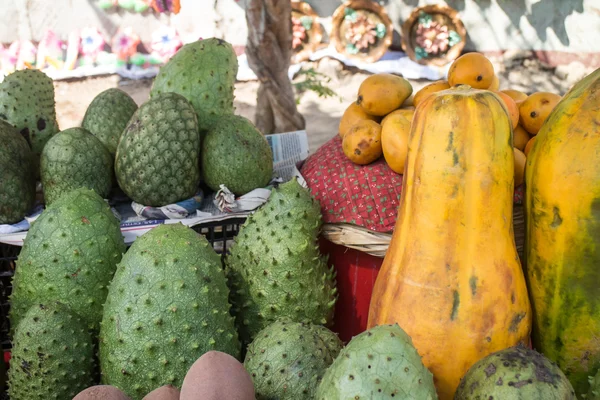 Frutas tropicales de un mercado — Foto de Stock