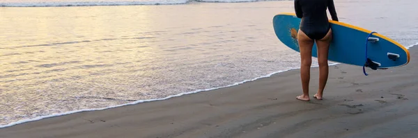 Panoramabild Person Med Surfbräda Stranden — Stockfoto