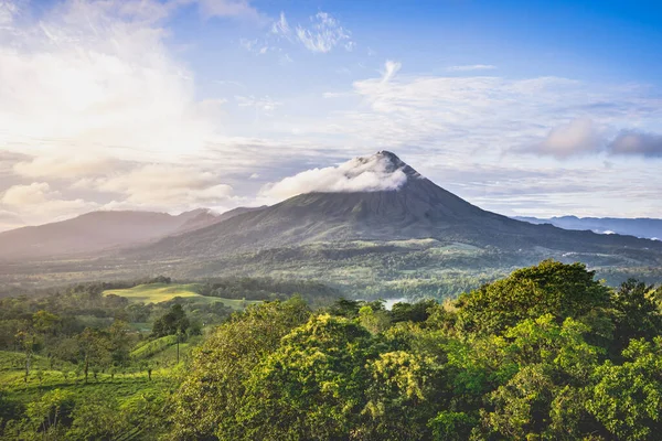 Tropisch Landschap Met Een Vulkaan Gerold Door Een Wolk Jungle — Stockfoto