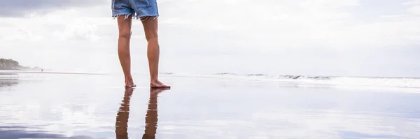 Panoramabild Benen Kvinna Som Står Strand Med Sin Siluett Och — Stockfoto