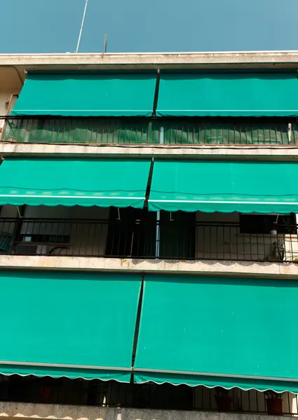 Store de soleil dans le balcon d'un immeuble résidentiel — Photo