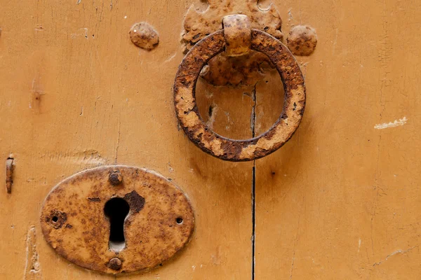 旧门的锁 — 图库照片