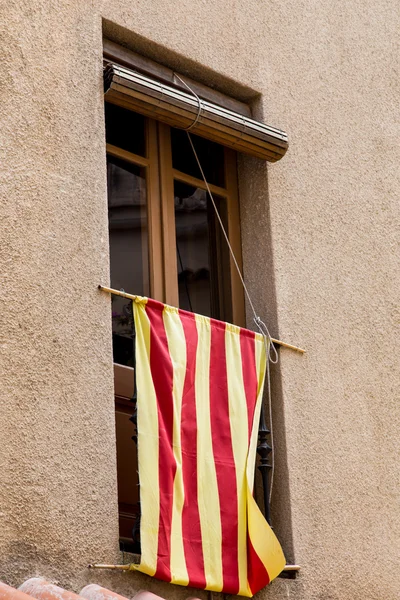 Catalaanse vlag in venster — Stockfoto