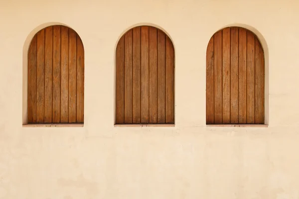 Деревенские окна на открытом воздухе — стоковое фото