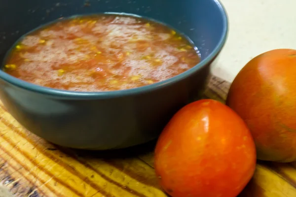 Miska s přírodní tomatoe — Stock fotografie