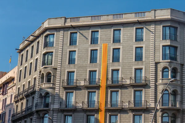Budynek na zewnątrz z wielkim katalońskiej fladze — Zdjęcie stockowe