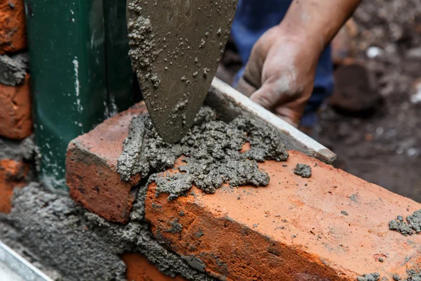 Um pedreiro. ferramentas de construção — Fotografia de Stock