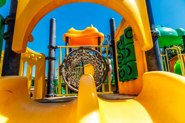 Aire de jeux colorée pour enfants dans le parc — Photo