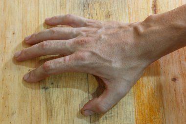 Adam el ahşap arka plan üzerinde