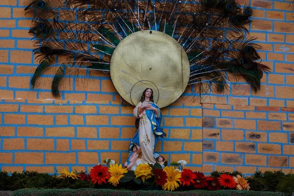 Rústico altar tropical a la virgen — Foto de Stock