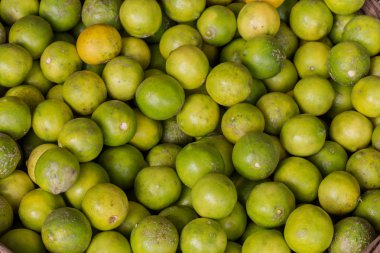 Yeşil limon yığını
