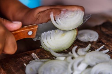 bir bıçak ile kesme soğan