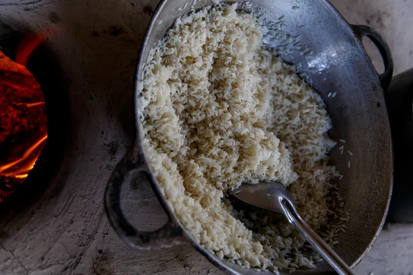 Riz cuit dans une grande casserole — Photo