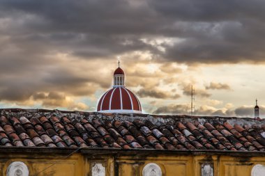 Granada Katedrali ile bulutlu gökyüzü