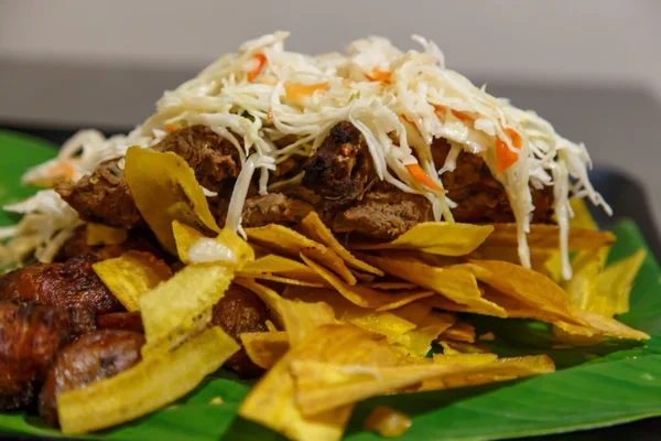 Comida tropical, carne con plátano —  Fotos de Stock