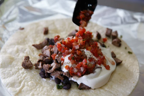 Het maken van een tortilla — Stockfoto