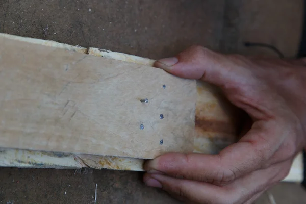 Hand werken op hout met een hamer — Stockfoto