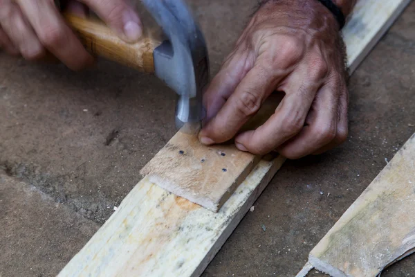 Lavorazione a mano su legno con un martello — Foto Stock