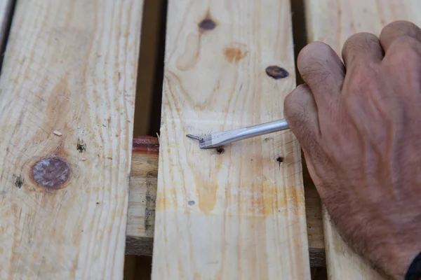 在木头上工作的人用锤子 — 图库照片