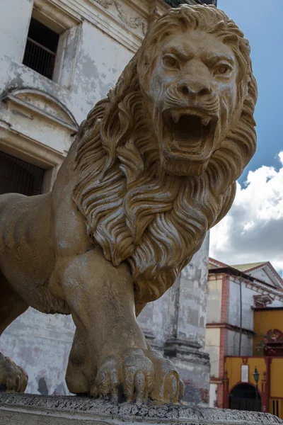 Escultura de león de la catedral de León — Foto de Stock