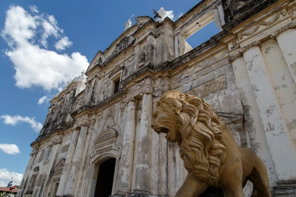 Leeuw standbeeld van Leaon kathedraal — Stockfoto