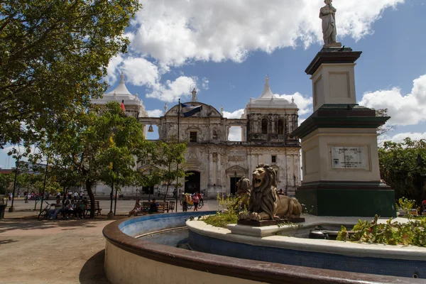 Catedral en la plaza central de León — Foto de Stock