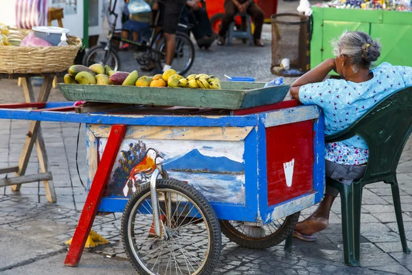 Vrouw verkoop van levensmiddelen op de straat — Stockfoto
