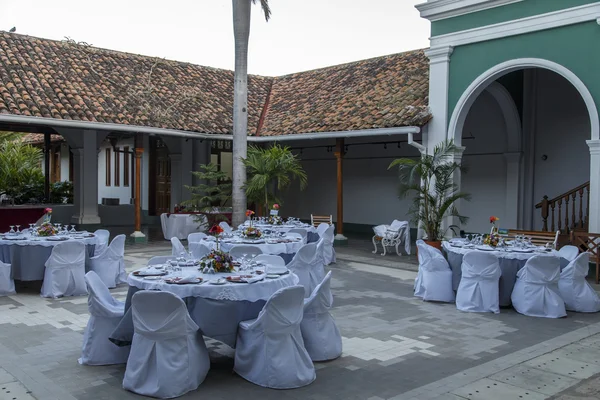 Tables pour un mariage dans un jardin — Photo