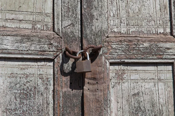 Armário em detalhes a partir de uma porta de madeira antiga — Fotografia de Stock