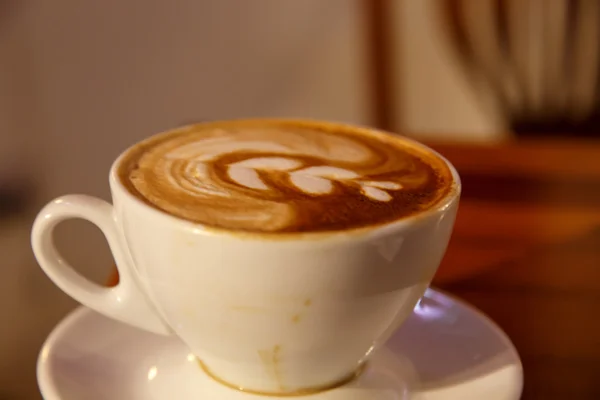 Чашка кави з молоком — стокове фото