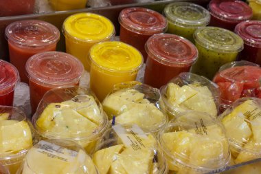 doğal meyve ve bir stand gelen suyu