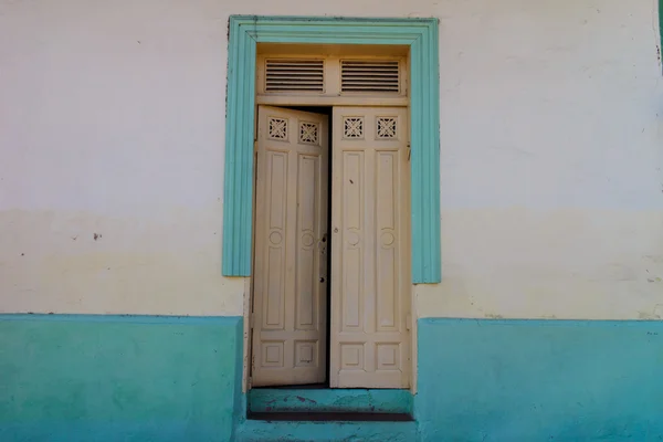 Porta di legno da una vecchia casa — Foto Stock