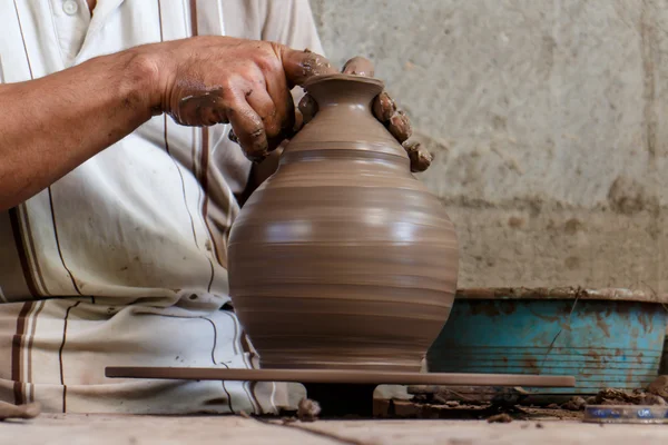 Uomo che fa un pezzo di ceramica — Foto Stock