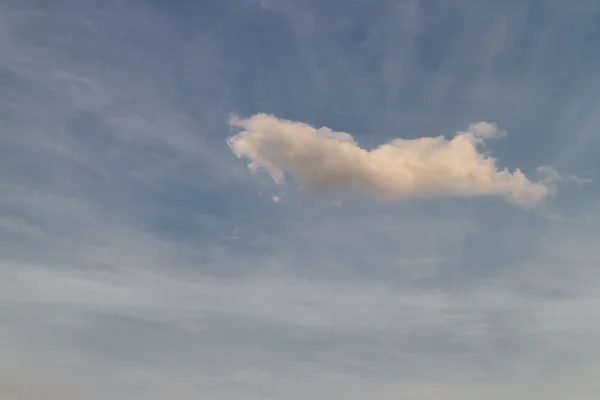 Nuvem isolada no céu — Fotografia de Stock