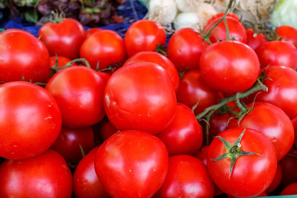 Pilha de tomates de um mercado — Fotografia de Stock