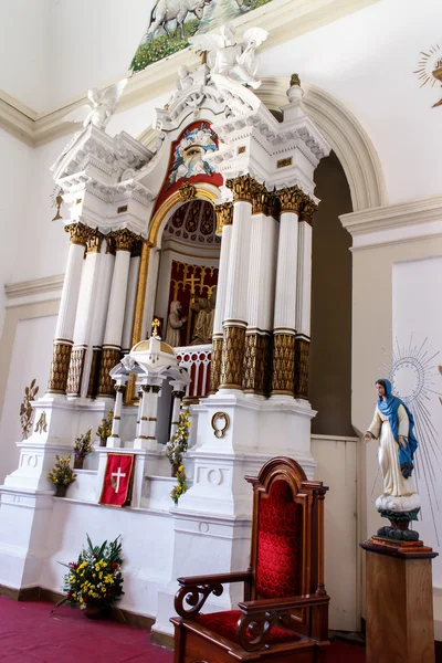 Altar de uma igreja dentro de casa na Nicarágua — Fotografia de Stock