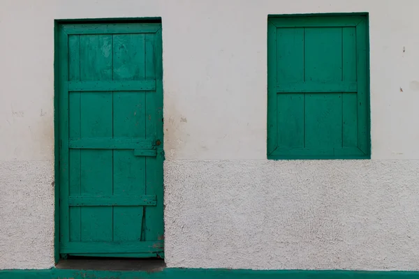 Puerta colorida y ventana de una casa —  Fotos de Stock