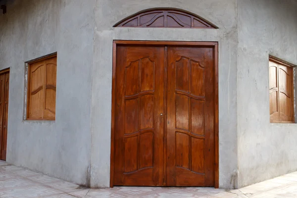 Vecchia porta di legno da una casa — Foto Stock