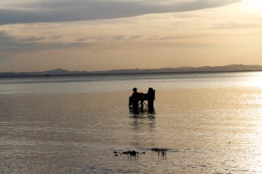 Çapraz-ışık insanların bir gölde