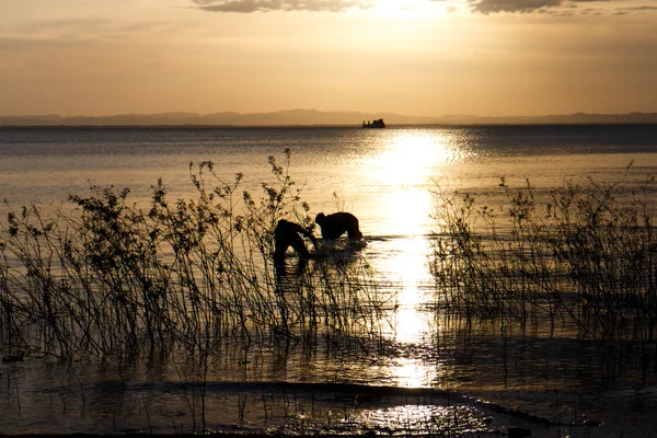 Dos personas pescando en Nicaragua lago al atardecer —  Fotos de Stock