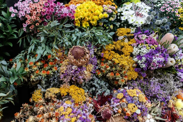 Барвисті квіти в букетах з квіткового магазину — стокове фото