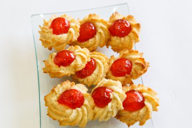 kiraz üzerinden bir pasta tatlı kurabiye