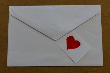 Kırmızı kalpli beyaz zarf