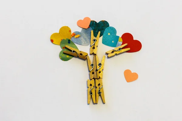 Дерево, сделанное из прищепки и бумажных сердец — стоковое фото